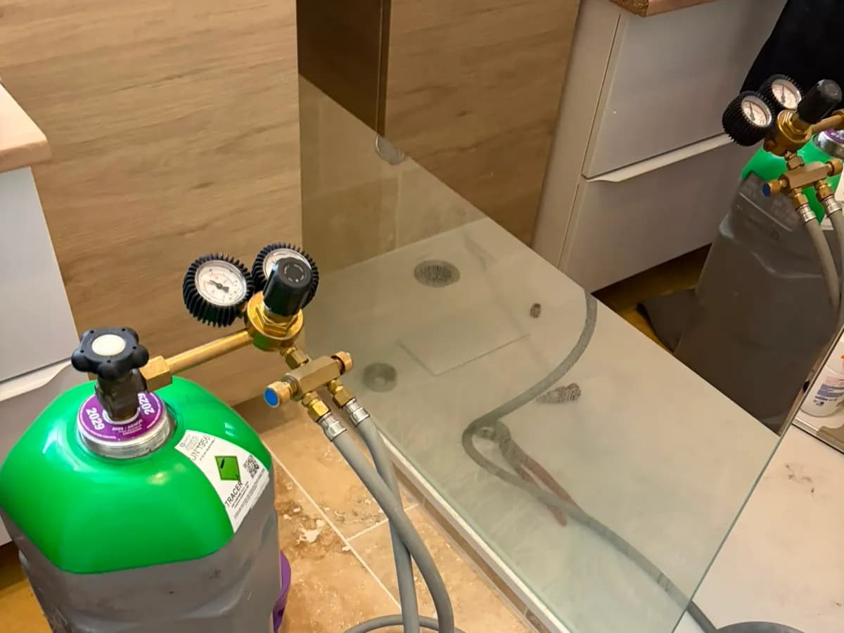 Bouteille et détendeur de gaz traceur pour la détection de fuite